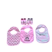 طقم مريلة وجوارب للرضّع – 3 مرايل + زوجين من الجوا...