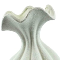 فازة خزفية بتصميم منحوت متموج ولمسة بيضاء مطفية