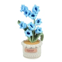 زهرة الزنبق الأبيض اليدوية في أصيص كروشيه