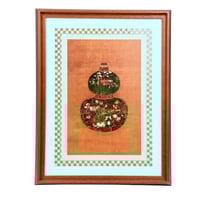 لوحة جدارية بإطار خشبي بنقوش نباتية