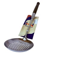 مغرفة معدنية للتصفية بمقبض خشبي