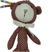 دمية قماشية كبيرة على شكل دب