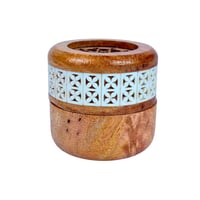 مبخرة خشبية اسطوانية بغطاء محفور وتصميم زخرفي