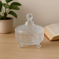 علبة زجاجية مزخرفة بغطاء