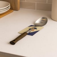 ملعقة تقديم استيل بمقبض خشبي – عملية وأنيقة