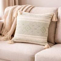 وسادة كنبة بنقشة هندسية مع شرابات