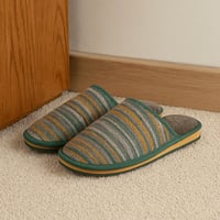 شباشب منزلية مخططة دافئة