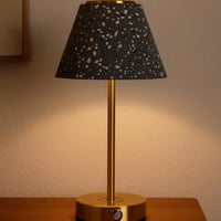 مصباح طاولة أنيق بقاعدة ذهبية وغطاء بتصميم تيرازو