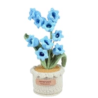 زهرة الزنبق الأبيض اليدوية في أصيص كروشيه