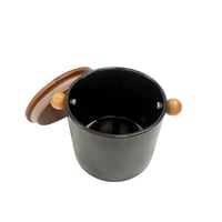 علبة تخزين سيراميك سوداء بغطاء خشبي ومقابض جانبية