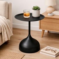 طاولة جانبية معدنية بتصميم عصري بحافة مرتفعة