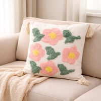 وسادة مطرزة بنقشة ورود ناعمة