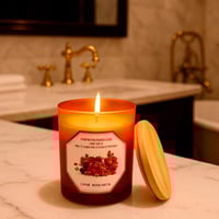 شموع عطرية بزيوت طبيعية فاخرة بغطاء خشبي