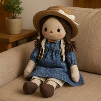 دمية قماشية أنتيك بفستان أزرق وقبعة قش