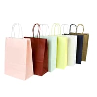 أكياس ورقية ملونة بمقابض