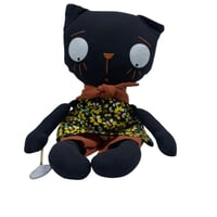 دمية القطة السوداء – تصميم مرح ولمسات يدوية