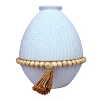 فازة خزف بوهيمية مع خرز خشبي وزينة شرابة