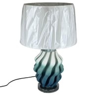 مصباح طاولة سيراميكي بتدرجات الأزرق وتصميم مموج