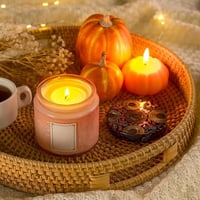 شمع مصنوع من الزجاج الوردي المزخرف بتصميم أنيق وجذ...