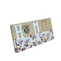 علاقة مفاتيح خشبية بتصميم منزلي