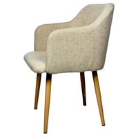 كرسي مبطن أنيق بلون بيج مع مساند