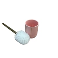 فرشة حمّام بمقبض ذهبي مع حامل سيراميك وردي