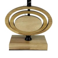 أباجورة طاولة بتصميم حلقي من الخشب الطبيعي