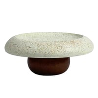 طبق تقديم زخرفي على شكل فطر من الحجر والخشب