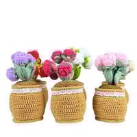 مزهرية كروشيه بزهور وردية