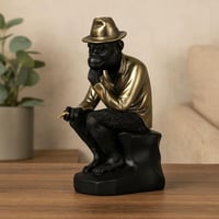 تمثال شمبانزي أكاديمي مُصمم بحرفية عالية.