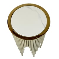 طاولة جانبية معدنية بتصميم فاخر ولمسة عصرية