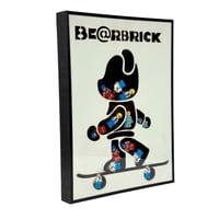 لوحة ديكور Bearbrick بإطار خشبي حجم وسط