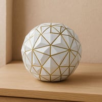 كرة ديكور خزفية بتصميم هندسي ذهبي