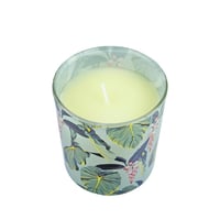 شمعة معطرة بزخارف نباتية وغطاء ذهبي