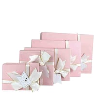 صندوق هدايا فاخر بفيونكة ساتان – لون وردي وفضي