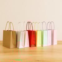 أكياس تسوق ورقية ملونة بمقابض ملتوية