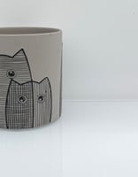 أصيص خزفي بتصميم قطط مرسومة