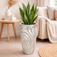 مزهرية ارضية فضية بتصميم متموج عصري