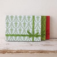 علب هدايا فاخرة بتصميم أنيق على شكل مستطيل مزينة ب...