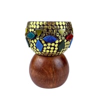 مبخرة تراثية مزخرفة بالأحجار الملونة