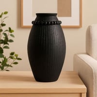 مزهرية ديكور خزف سوداء طويلة بتفاصيل خرزية