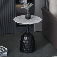 طاولة قهوة دائرية بسطح رخامي وقاعدة سوداء مميزة