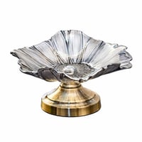 طبق تقديم معدني بقاعدة ذهبية