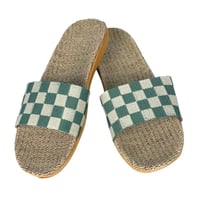 شبشب منزلي صيفي بنقشة مربعات خضراء وبيج