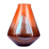 مزهرية زجاجية بتدرجات العنبر الدافئة