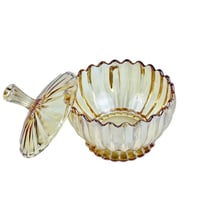 علبة تقديم زجاجية بغطاء – تصميم كلاسيكي مموج