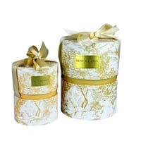 علب أنيقة بتصميم مميز مع غطاء أنيق وجاهزة للتقديم.