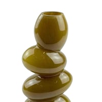 مزهرية زجاجية بتصميم عصري