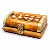 صندوق خشبي فاخر مزخرف بتطعيم نحاسي مع بطانة داخلية...