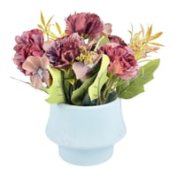 مجموعة زهور صناعية بتصميم واقعي، مرتّبة داخل فازة...